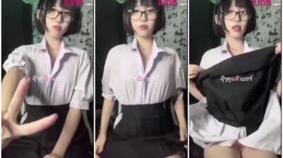 น้องลูกหมู คนดัง TIKTOK นั่งติ้วหี คอลเสียวคาชุดนักเรียน โคตรเสียวเลย เป็นสาวแว่นที่น่าเย็ดจริง ๆ