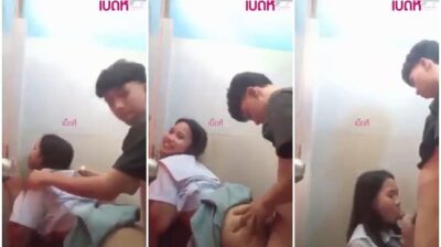 นักเรียนเงี่ยนหีจัด แอบมาเย็ดกันคาห้องน้ำหญิง ห้ามร้องดังเดี๋ยวครูได้ยิน จับขาพาดแล้วซอยหี โคตรเด็ด เย็ดจนแตกในแล้วแยกย้าย