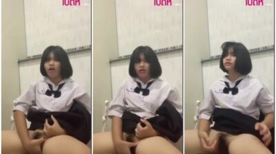 นักเรียนตั้งกล้องเบ็ดหี เกี่ยวหีคาชุดนักเรียน แอบล้วงหีในห้องน้ำโรงเรียน ครางเสียวหี ดังมากไม่ได้กลัวเพื่อนได้ยิน
