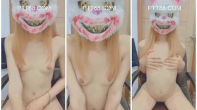 นักเรียนหีเนียนไร้ขน สาวมัธยมนมกำลังตั้งเต้านั่งเขี่ยเม็ดแตดจนเสร็จ